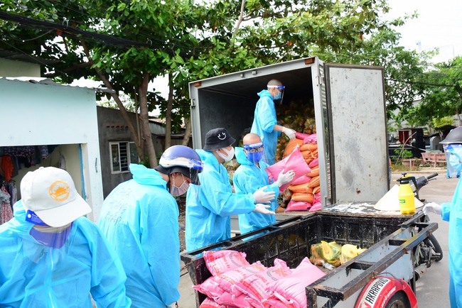 Chùa Hoằng Pháp: Tiếp tục hỗ trợ người dân khó khăn trong đại dịch Covid (đợt 8)